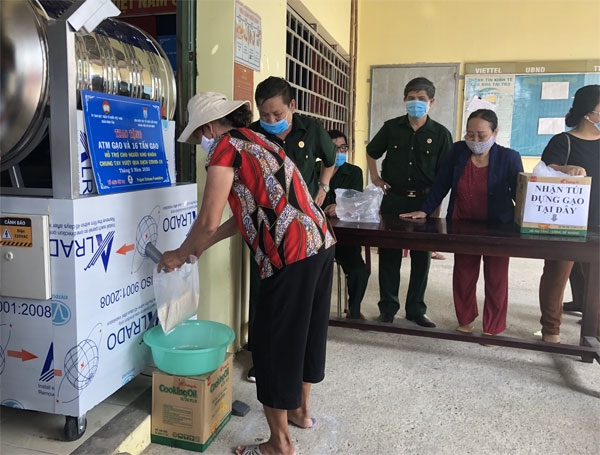HUFO trao ATM gạo cùng 16 tấn gạo cho người dân có hoàn cảnh khó khăn do dịch Covid- 19 hufo trao atm gao cung 16 tan gao cho nguoi dan co hoan canh kho khan do dich covid 19
