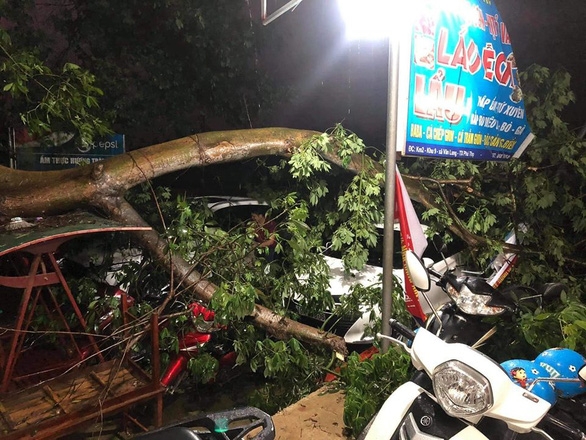 Hàng nghìn người dân mất nhà vì dông lốc hang nghin nguoi dan mat nha vi dong loc
