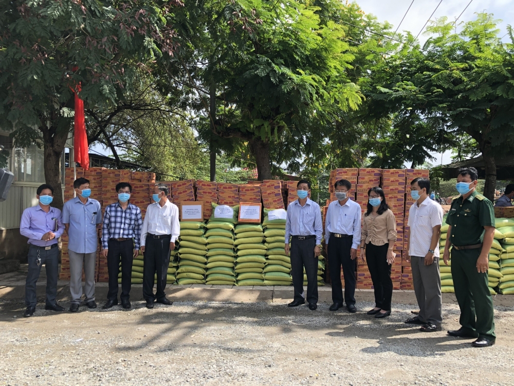Tặng 7 tấn gạo, 700 thùng mì và kinh phí giúp bà con Việt kiều tại Campuchia chống dịch Covid-19 Tặng 7 tấn gạo, 700 thùng mì và kinh phí giúp bà con Việt kiều tại Campuchia chống dịch Covid-19