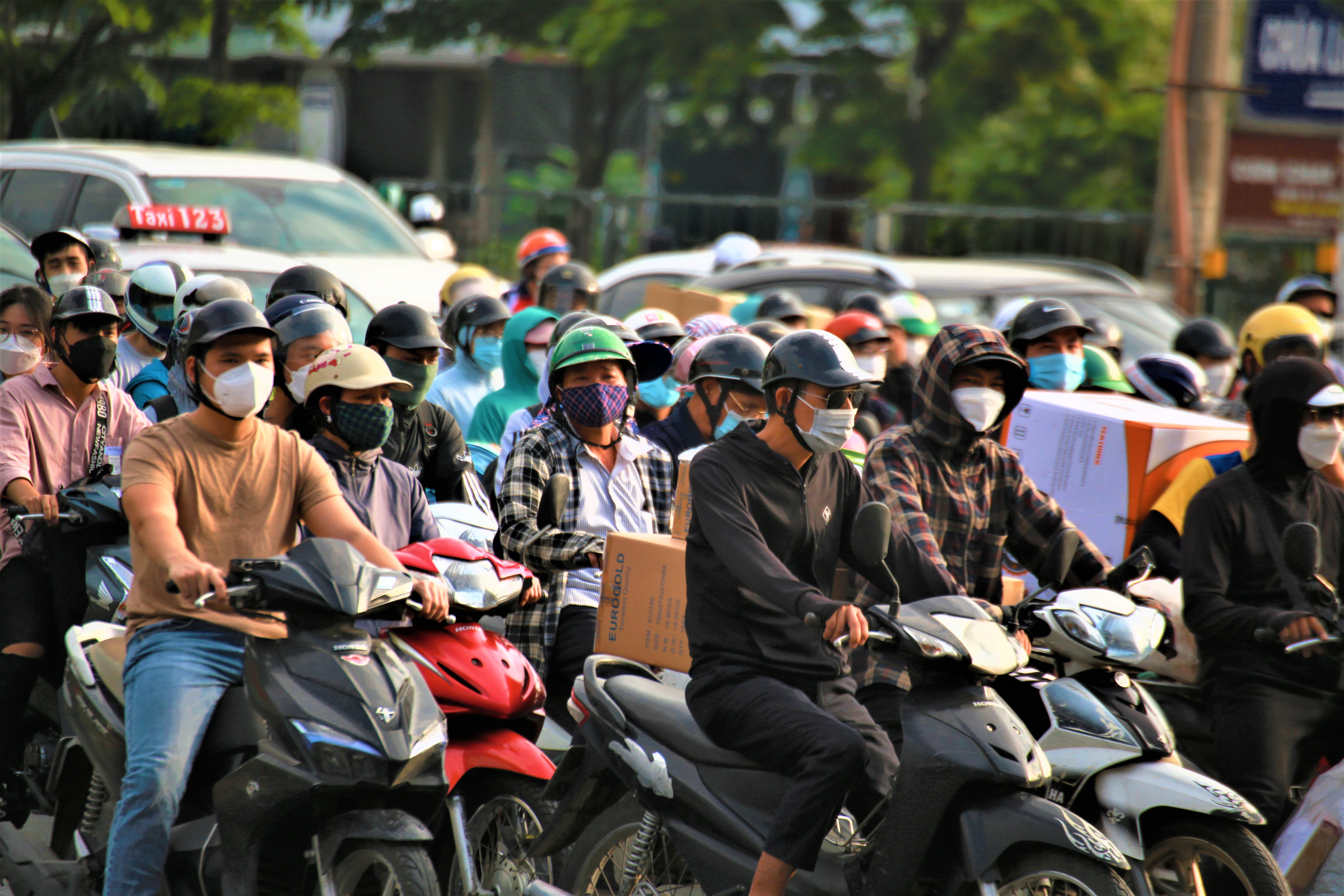Trời nắng gắt khiến h&amp;agrave;nh tr&amp;igrave;nh quay lại H&amp;agrave; Nội sau kỳ nghỉ lễ th&amp;ecirc;m vất vả.