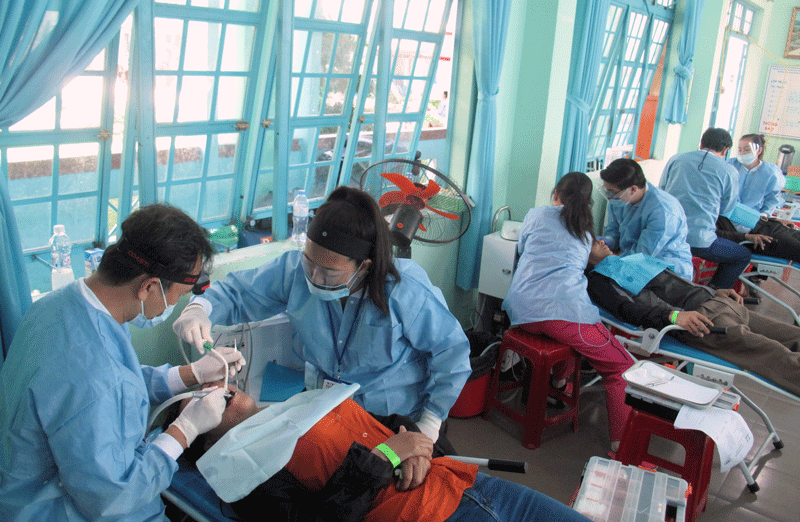 Hope For Tomorrow khám và điều trị răng, mắt miễn phí cho hơn 2.000 người