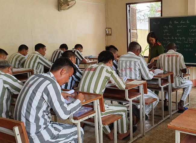 Hơn 200 phạm nhân ngoại quốc được học tiếng Việt tại trại giam Thủ Đức hon 200 pham nhan ngoai quoc duoc hoc tieng viet tai trai giam thu duc
