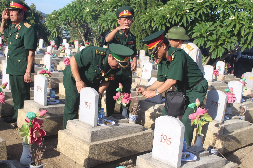Hội Hữu nghị Việt Lào và Đại sứ quán Lào tại Việt Nam dâng hương tưởng niệm các anh hùng liệt sỹ hoi huu nghi viet lao va dai su quan lao tai viet nam dang huong tuong niem cac anh hung liet sy