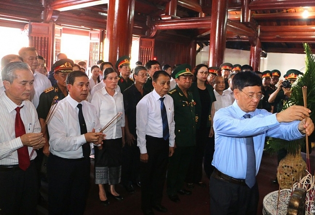 Hội Hữu nghị Việt Lào và Đại sứ quán Lào tại Việt Nam dâng hương tưởng niệm các anh hùng liệt sỹ hoi huu nghi viet lao va dai su quan lao tai viet nam dang huong tuong niem cac anh hung liet sy