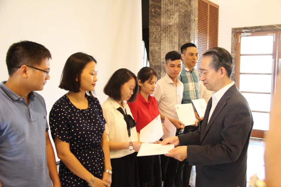 dai su quan trung quoc trao hoc bong cho 72 sinh vien cua viet nam