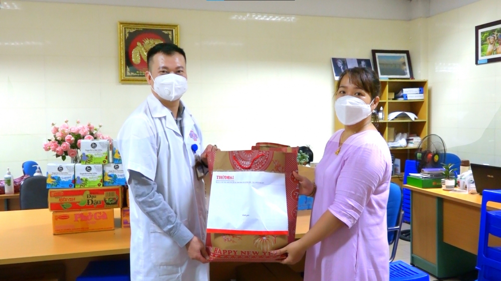 Tạp chí Thời Đại tặng quà cho bệnh nhân chạy thận bác sĩ Bệnh viện K trong đại dịch COVID 19 tap chi thoi dai tang qua cho benh nhan chay than bac si benh vien k trong dai dich covid 19