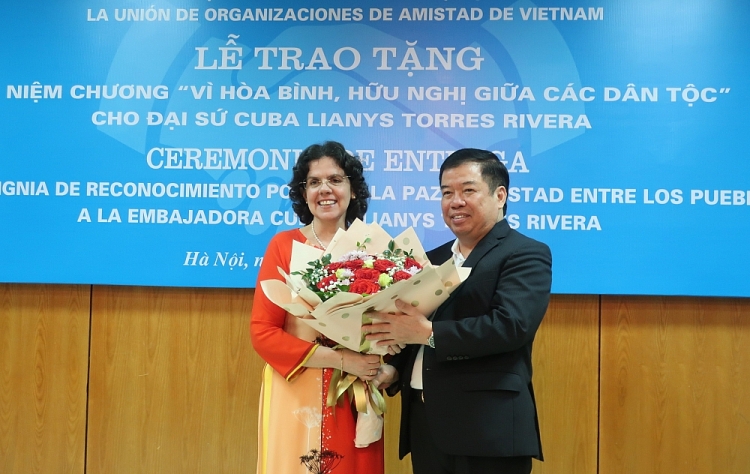 Trao Kỷ niệm chương “Vì hoà bình, hữu nghị giữa các dân tộc” cho Đại sứ Cuba tại Việt Nam Trao Kỷ niệm chương “Vì hoà bình, hữu nghị giữa các dân tộc” cho Đại sứ Cuba tại Việt Nam