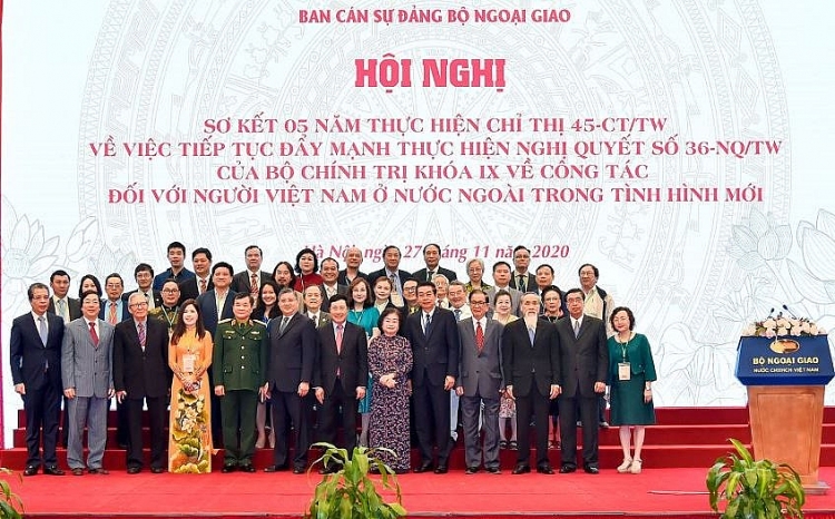 Thực hiện công tác về người Việt Nam ở nước ngoài là nhiệm vụ của cả hệ thống chính trị và của toàn dân Thực hiện công tác về người Việt Nam ở nước ngoài là nhiệm vụ của cả hệ thống chính trị và của toàn dân