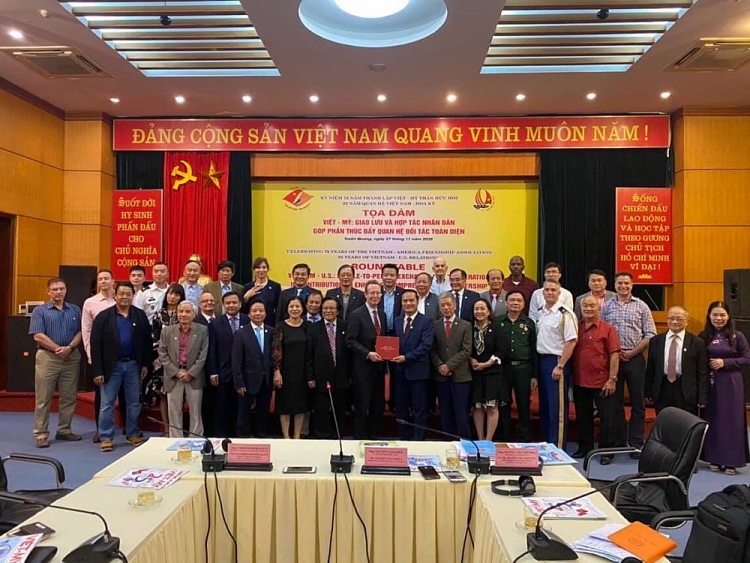 Tọa đàm Việt - Mỹ: khẳng định vai trò của giao lưu, hợp tác nhân dân từ Tân Trào năm 1945 Tọa đàm Việt - Mỹ: khẳng định vai trò của giao lưu, hợp tác nhân dân từ Tân Trào năm 1945
