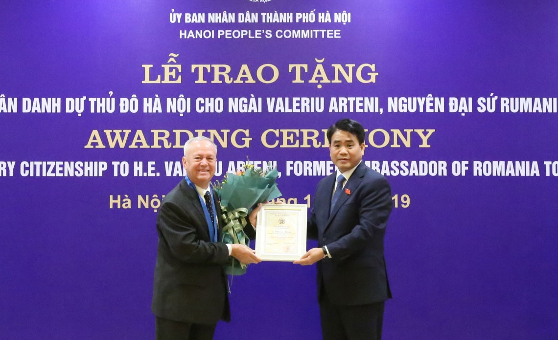 25 năm gắn bó - nguyên Đại sứ Rumani được tặng danh hiệu Công dân danh dự Thủ đô Hà Nội trao danh hieu cong dan danh du thu do ha noi cho nguyen dai su romania