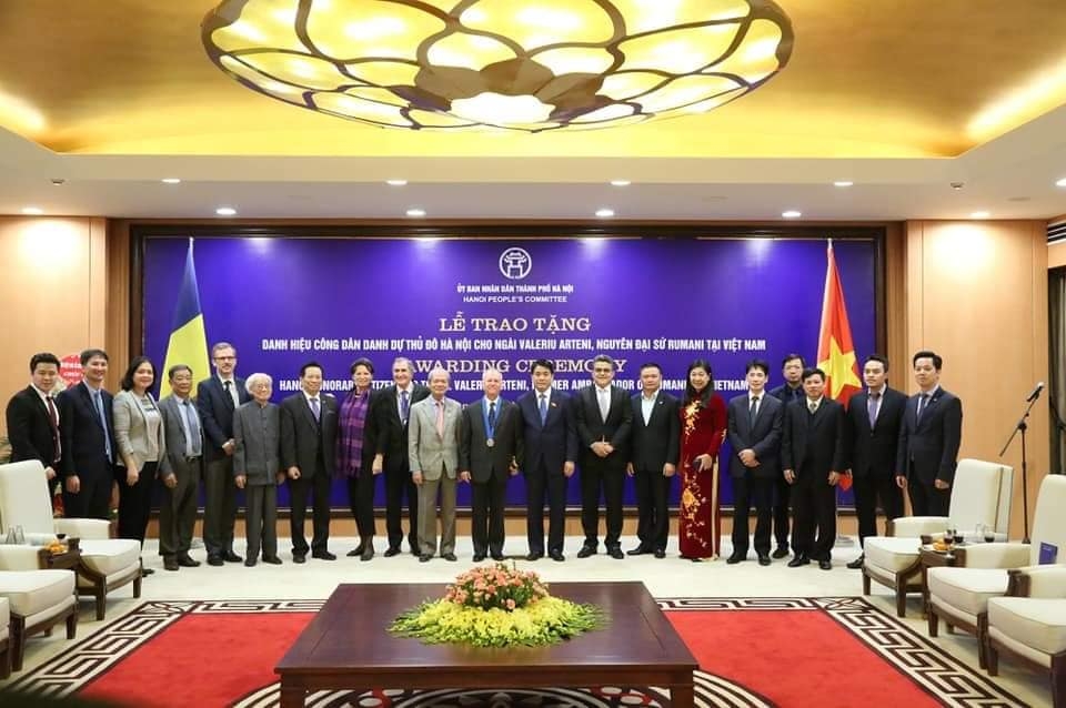 25 năm gắn bó - nguyên Đại sứ Rumani được tặng danh hiệu Công dân danh dự Thủ đô Hà Nội trao danh hieu cong dan danh du thu do ha noi cho nguyen dai su romania