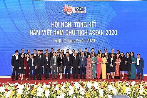 Thủ tướng và các cán bộ phục vụ ASEAN (Ảnh: VGP/Quang Hiếu)