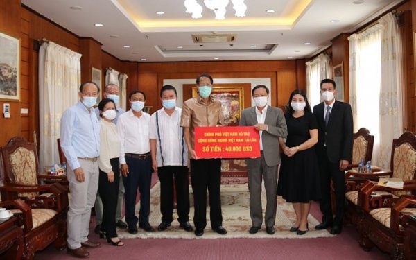Chính phủ Việt Nam trao 40.000 USD hỗ trợ kiều bào tại Lào chống dịch COVID-19 Chính phủ Việt Nam trao 40.000 USD hỗ trợ kiều bào tại Lào chống dịch COVID-19