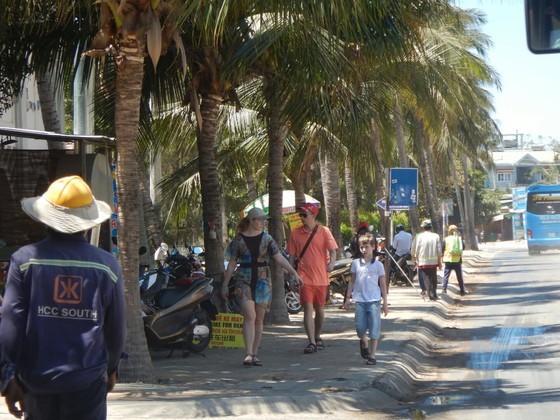 Người nước ngoài "mắc kẹt" tại Phan Thiết vững lòng vượt qua đại dịch nhờ sự sự đùm bọc, sẻ chia của Việt Nam Người nước ngoài "mắc kẹt" tại Phan Thiết vững lòng vượt qua đại dịch nhờ sự sự đùm bọc, sẻ chia của Việt Nam