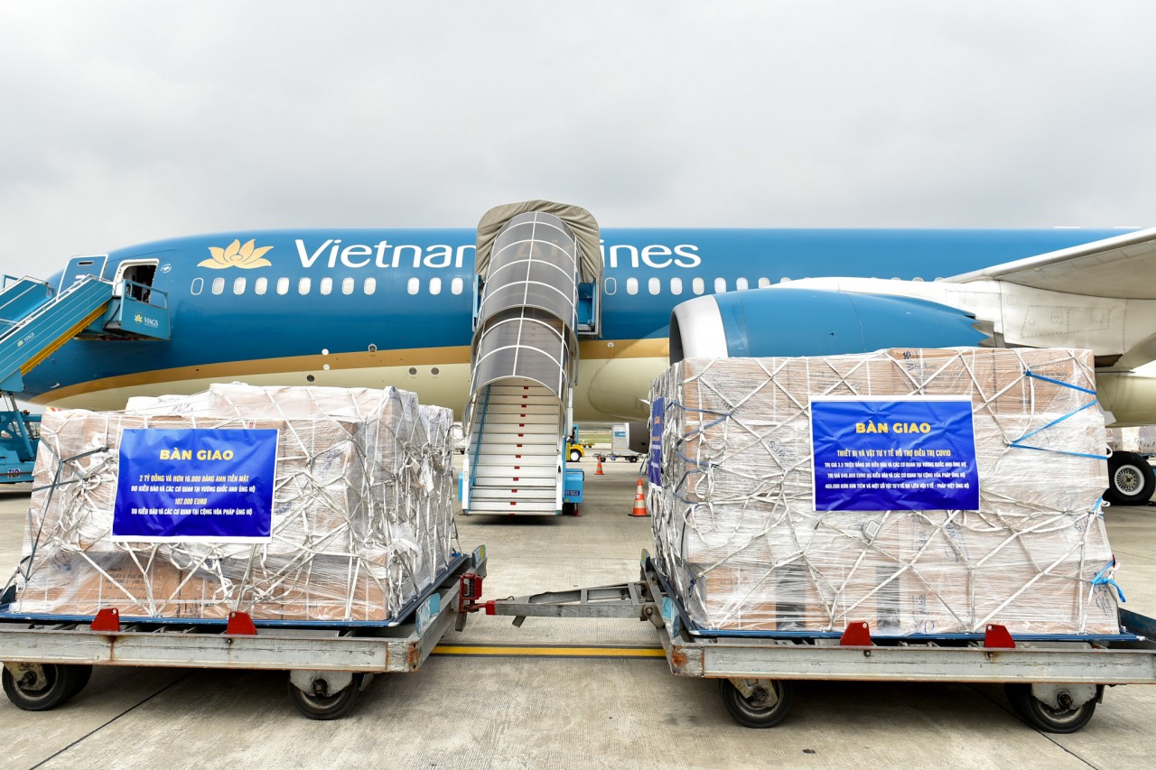 Kiều bào ở Anh, Pháp hỗ trợ tiền mặt, trang thiết bị y tế cho công tác chống dịch COVID-19 trong nước Kiều bào ở Anh, Pháp hỗ trợ tiền mặt, trang thiết bị y tế cho công tác chống dịch COVID-19 trong nước