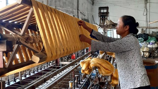 Người dân Phùng Xá gìn giữ nghề dệt lụa truyền thống