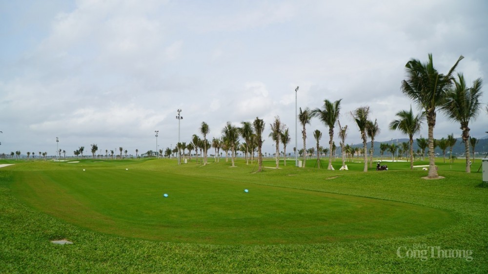 Sân golf Tuần Châu (TP. Hạ Long) là một trong những sản phẩm du lịch mới của tỉnh Quảng Ninh. Sân golf Tuần Châu (TP. Hạ Long) là một trong những sản phẩm du lịch mới của tỉnh Quảng Ninh.