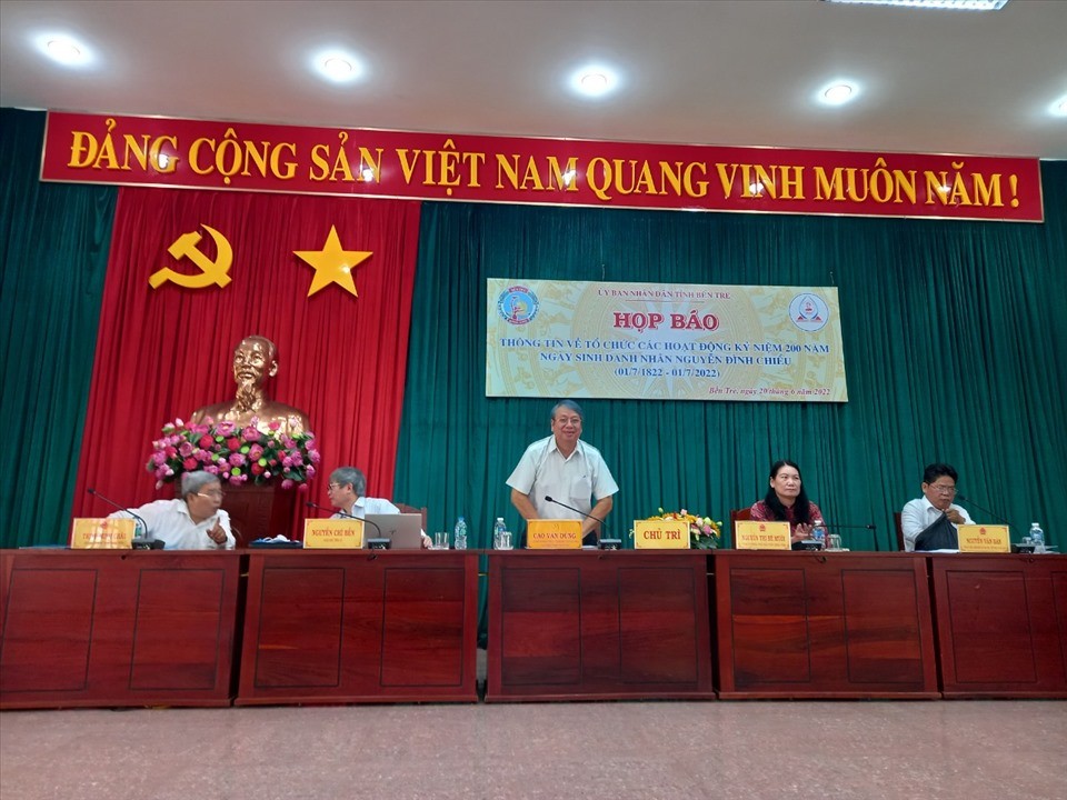Họp báo thông tin về kỷ niệm 200 năm Ngày sinh Danh nhân Nguyễn Đình Chiểu. Ảnh: Báo Lao động