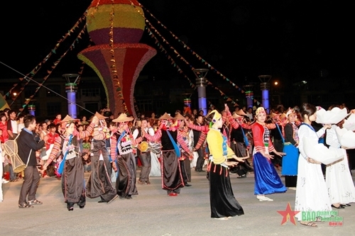 បុណ្យផ្កាជើងគោនៅខេត្ត Dien Bien បុណ្យផ្កាជើងគោនៅខេត្ត Dien Bien