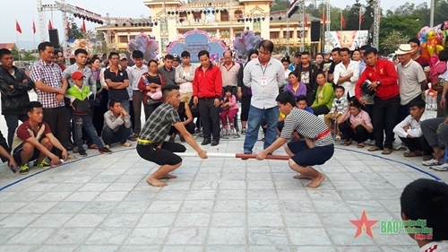 បុណ្យផ្កាជើងគោនៅខេត្ត Dien Bien បុណ្យផ្កាជើងគោនៅខេត្ត Dien Bien