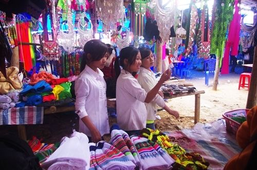លក្ខណៈពិសេសនៃផ្សារណាត់នៅឃុំ Nhi Son