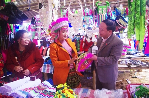 លក្ខណៈពិសេសនៃផ្សារណាត់នៅឃុំ Nhi Son