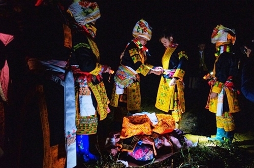 ពិធីរៀបអាពាហ៍ពិពាហ៍របស់ជនជាតិ Dao នៅកំពូលភ្នំ Mau Son
