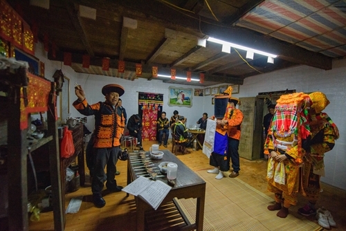 ពិធីរៀបអាពាហ៍ពិពាហ៍របស់ជនជាតិ Dao នៅកំពូលភ្នំ Mau Son