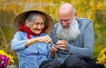 អ្នកថតរូប Gérard Gerhard (បារាំង)៖ "អ្នកថែរក្សា" បុណ្យតេតក្នុងទីក្រុងបុរាណ Hoi An