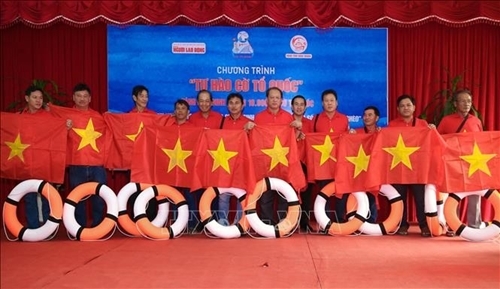 ប្រគល់ទង់ជាតិចំនួន ១ ម៉ឺនជូនប្រជានេសាទខេត្ត Ninh Thuan ប្រគល់ទង់ជាតិចំនួន ១ ម៉ឺនជូនប្រជានេសាទខេត្ត Ninh Thuan