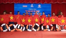 ប្រគល់ទង់ជាតិចំនួន ១ ម៉ឺនជូនប្រជានេសាទខេត្ត Ninh Thuan