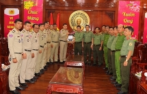 គណៈប្រតិភូស្នងការដ្ឋាននគរបាលខេត្តព្រៃវែង ជូនពរឆ្នាំថ្មីចំពោះនគរបាលខេត្ត Dong Thap