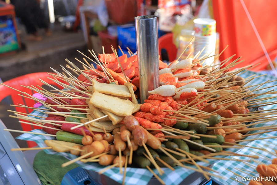 បំរើសេវកម្មហូបចុកនិងលក់វត្ថុអនុស្សាវរីយ៍លើកំណាត់ផ្លូវសងខាងស្ទឹង សៀមរាប