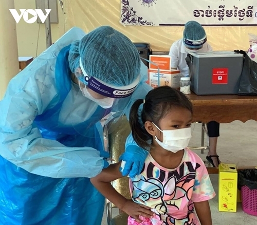 កុមារកម្ពុជាជាង ៣២.៨% ដែលមានអាយុពី ៣ ឆ្នាំដល់ ៥ ឆ្នាំបានទទួលការចាក់វ៉ាក់សាំងជំងឺកូវីដ១៩ កុមារកម្ពុជាជាង ៣២.៨% ដែលមានអាយុពី ៣ ឆ្នាំដល់ ៥ ឆ្នាំបានទទួលការចាក់វ៉ាក់សាំងជំងឺកូវីដ១៩