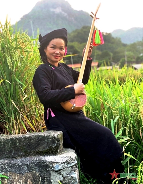 អ្នកគ្រូជនជាតិ Tay ថែរក្សាបទចម្រៀងប្រជាប្រិយ Then អ្នកគ្រូជនជាតិ Tay ថែរក្សាបទចម្រៀងប្រជាប្រិយ Then