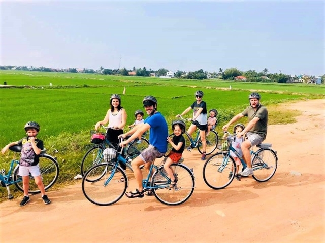 ភ្ញៀវទេសចរមកពីលោកខាងលិចរីករាយនឹងចាប់ចិត្ត នៅពេលជិះក្របីនិងធ្វើជាកសិករនៅទីក្រុង Hoi An