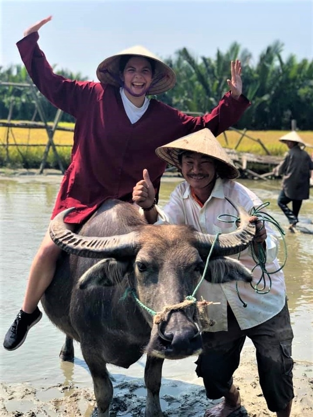ភ្ញៀវទេសចរមកពីលោកខាងលិចរីករាយនឹងចាប់ចិត្ត នៅពេលជិះក្របីនិងធ្វើជាកសិករនៅទីក្រុង Hoi An