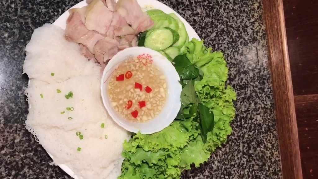 នំបាញ់ហយគឺជាមុខម្ហូបសាមញ្ញ ដែលមានរសជាតិឆ្ងាញ់និងមិនទ្រាន់ នៅប្រទេសវៀតណាម