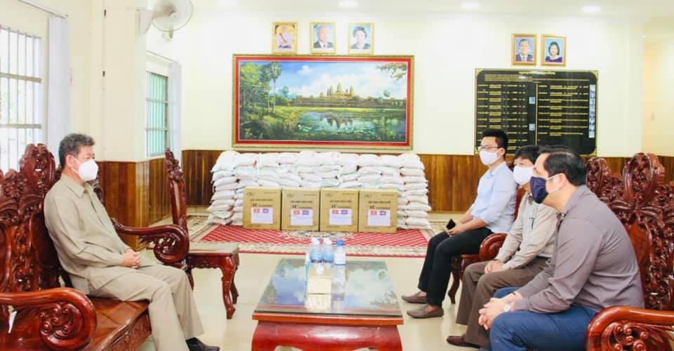 ស្ថានអគ្គកុងស៊ុលវៀតណាមប្រចាំនៅខេត្តព្រះសីហនុបានផ្តល់អំណោយដល់អាជ្ញាធរខេត្តព្រះសីហនុ ដើម្បីប្រយុទ្ធប្រឆាំងនឹងជំងឺកូវីដ  ១៩