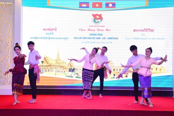 ថ្នាក់ដឹកនាំទីក្រុង Ho Chi Minh បានជួបសំណេះសំណាល និងជូនពរ ដល់និស្សិតឡាវនិងកម្ពុជាក្នុងឱកាសពិធីបុណ្យចូលឆ្នាំថ្មីប្រពៃណីឡាវនិងកម្ពុជា
