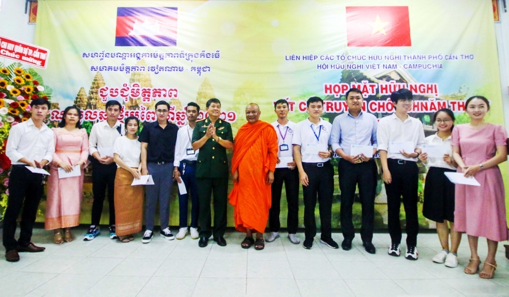ខេត្ត Can Tho ជូនអំណោយជាក់ស្តែងក្នុងឱកាសបុណ្យចូលឆ្នាំថ្មីប្រពៃណីខ្មែរ