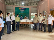 កម្មវិធីប្រគល់អំណោយដល់គ្រួសារមួយចំនួនដែលស្ថិតក្នុងស្ថានភាពលំបាក ដោយសារជំងឺកូវីដ ១៩
