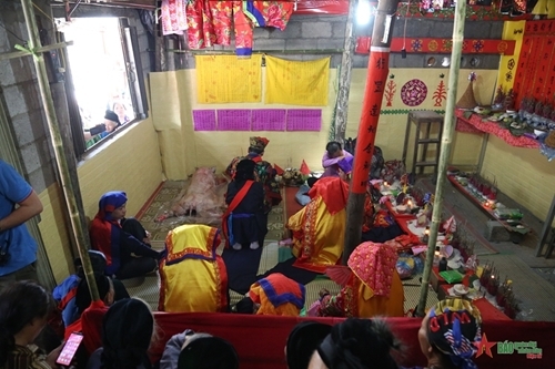ពិធីផ្តល់ស័ក្តិពេញវ័យ១២ ភ្លើងទៀនដល់គ្រូសែនរបស់ជនជាតិ Nung Loi