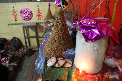ពិធីផ្តល់ស័ក្តិពេញវ័យ១២ ភ្លើងទៀនដល់គ្រូសែនរបស់ជនជាតិ Nung Loi