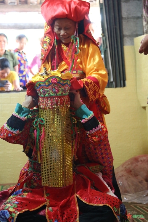 ពិធីផ្តល់ស័ក្តិពេញវ័យ១២ ភ្លើងទៀនដល់គ្រូសែនរបស់ជនជាតិ Nung Loi