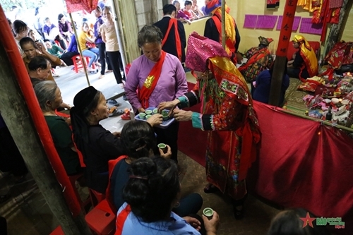 ពិធីផ្តល់ស័ក្តិពេញវ័យ១២ ភ្លើងទៀនដល់គ្រូសែនរបស់ជនជាតិ Nung Loi