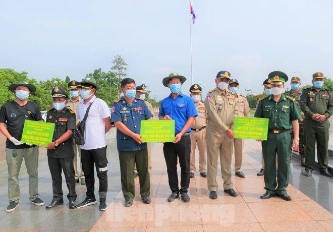 យុវជនខេត្ត Binh Phuoc គាំទ្រកម្លាំងកម្ពុជាក្នុងការបង្ការនិងប្រយុទ្ធប្រឆាំងនឹងរោគរាតត្បាត យុវជនខេត្ត Binh Phuoc គាំទ្រកម្លាំងកម្ពុជាក្នុងការបង្ការនិងប្រយុទ្ធប្រឆាំងនឹងរោគរាតត្បាត
