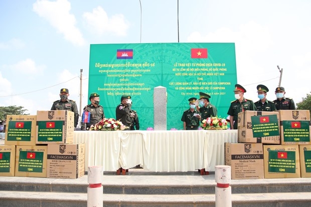 កងទ័ពការពារព្រំដែនវៀតណាមបានប្រគល់អំណោយជាសម្ភារៈពេទ្យជូនដល់ប្រទេសកម្ពុជា កងទ័ពការពារព្រំដែនវៀតណាមបានប្រគល់អំណោយជាសម្ភារៈពេទ្យជូនដល់ប្រទេសកម្ពុជា