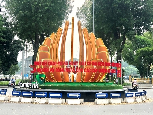 ទីក្រុងហាណូយបានតុបតែងយ៉ាងស្អាតដើម្បីស្វាគមន៍ថ្ងៃបោះឆ្នោត ទីក្រុងហាណូយបានតុបតែងយ៉ាងស្អាតដើម្បីស្វាគមន៍ថ្ងៃបោះឆ្នោត