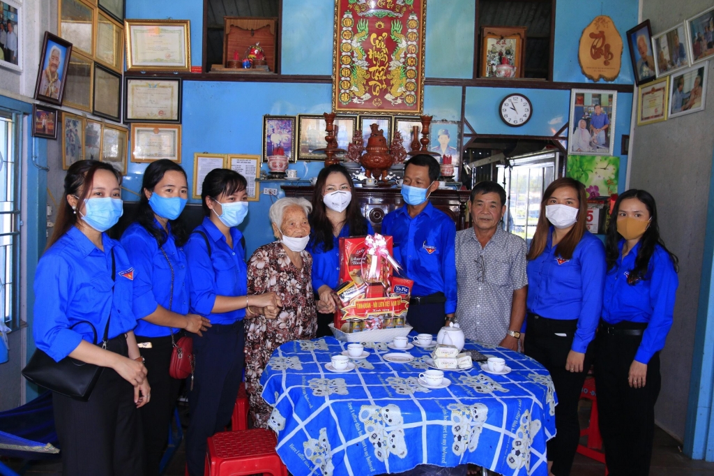 យុវជនខេត្ត An Giang គាំទ្រខេត្តតាកែវ (ប្រទេសកម្ពុជា) ក្នុងការបង្ការនិងទប់ស្កាត់នឹងជំងឺកូវីដ ១៩